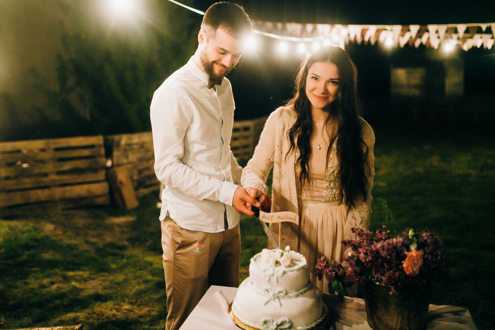 wedding cutting cake